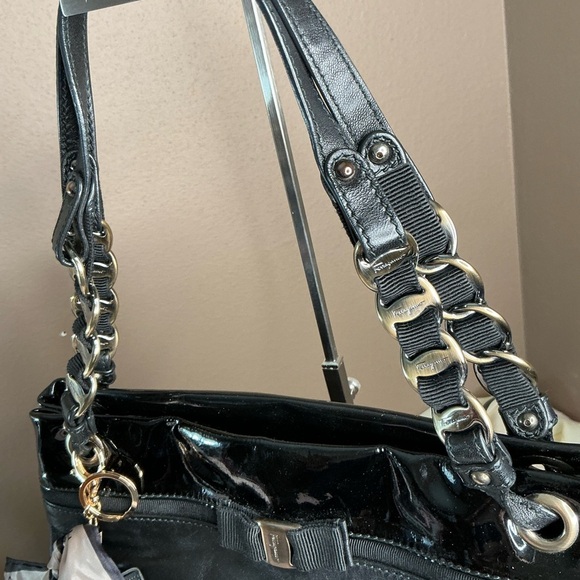 Elegant Ferragamo Black Shoulder Bag with Silver Chain Handles. - Picture 13 of 14